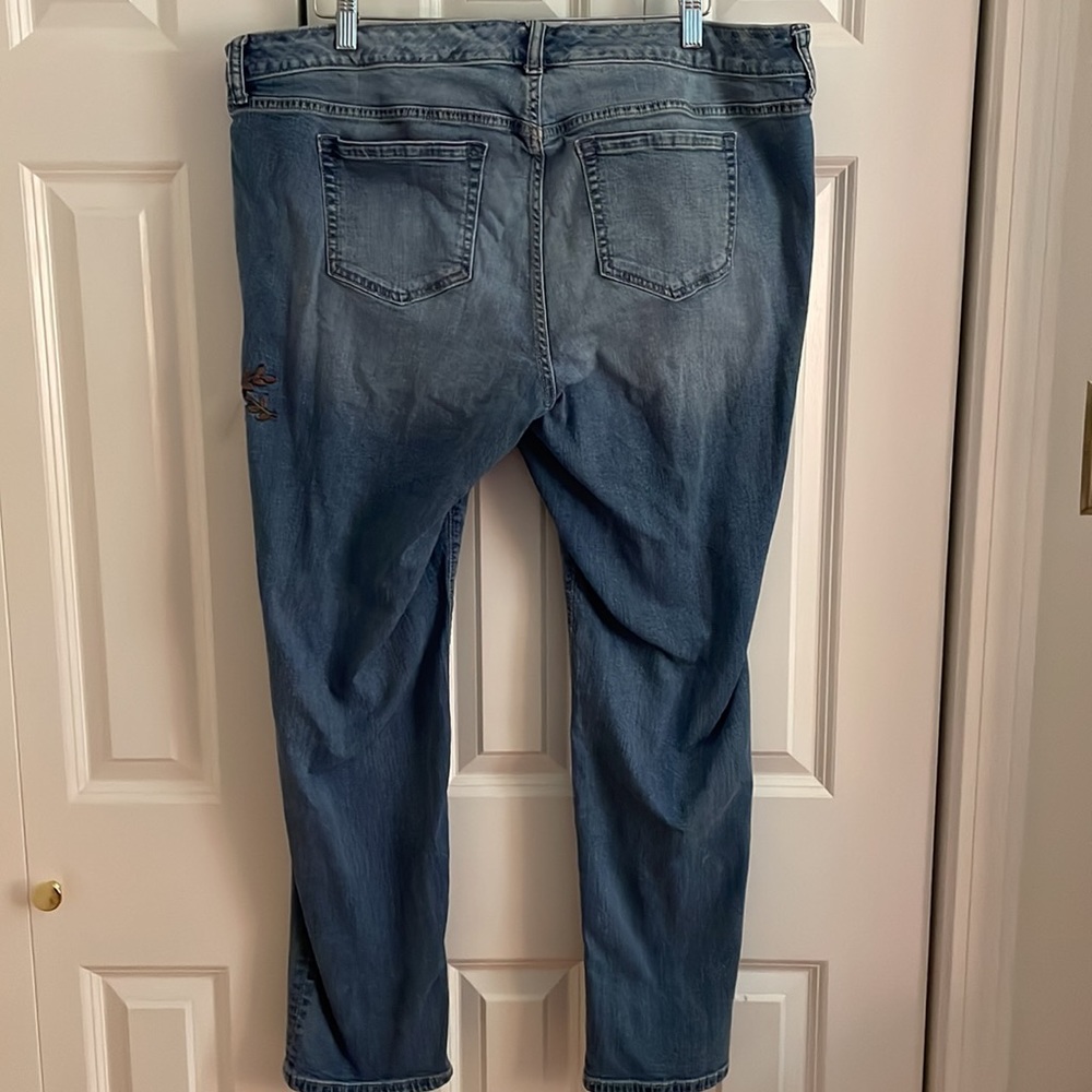 Torrid Floral Embroidered Boyfriend Cut Ripped Women’s Jeans, Size 18 - Picture 2 of 6